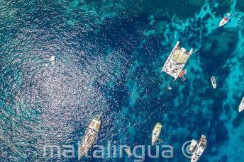 Foto aerea di barche in Crystal Bay, Comino