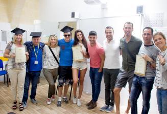 Gli studenti ricevono i certificati di fine corso