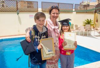 Una mamma con i suoi 2 bambini che hanno completato un corso di lingua