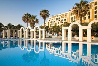 La piscina all'aperto del Hilton di St Julians, Malta