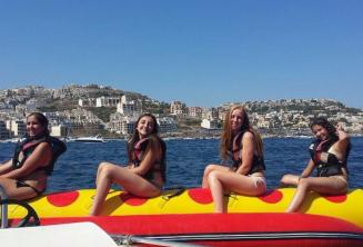 4 studenti nella banana boat