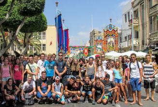 Gli studneti a una festa nazionale a Malta