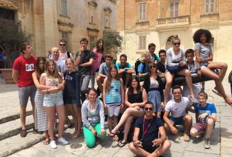 Gli studenti seduti nei cannoni di Mdina