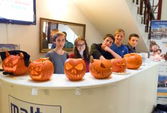 Gli studenti con le zucche di halloween alla reception della scuola