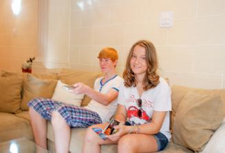 Studenti seduti sul divano della famiglia ospitante