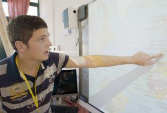 Uno studente in classe indica una mappa