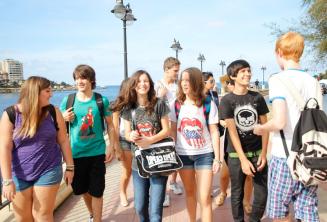 Gli studneti passeggiano insieme a St Julians Bay