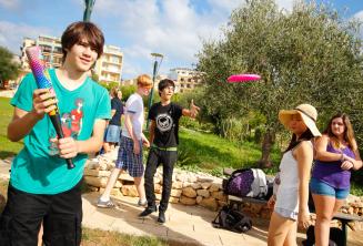 Gli studenti giocano a baseball e frisbee nel parco del residence