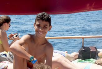 Uno studente del programma per bambini durante una gita scolastica in barca
