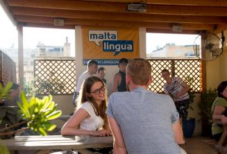 Studente di inglese con la sua insegnante in terrazza