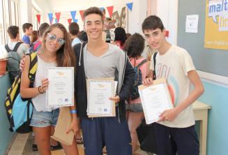 3 studenti con i loro certificati di fine corso