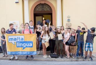 Foto di gruppo con i certificati a Maltalingua