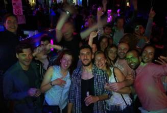 Un gruppo studenti in discoteca a Paceville