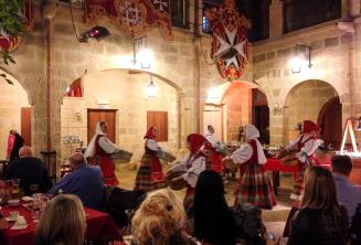 Dancze tradizionali maltesi durante una cena
