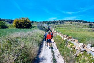 Un gruppo di studenti a piedi attraverso la campagna maltese